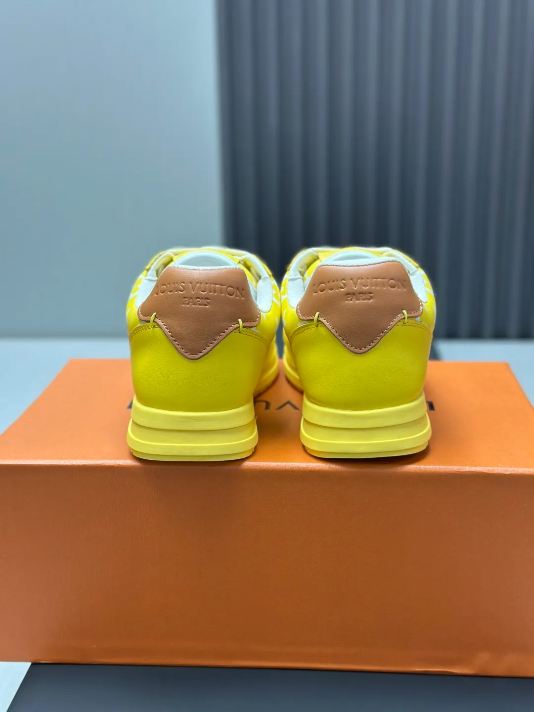 👟👟Ex-factory price 680👟👟 Full set of packaging with airplane box💰Top version LV-Louis Vuitton-classic catwalk new style 1:1 development replica of the original version! ! The upper foot is very comfortable. It is made of luxurious materials and fine workmanship. The midsole is printed with English letters "Made in Europe". The upper is made of calfskin imported from Italy. The side is decorated with the brand's LOGO and signature. The latest latex foot pads and mesh lining make the foot feel super comfortable. The original two-color TPU combination outsole is specially provided by the original factory. Bag technology Goodyear stitched edges Fabric: Exclusive customized first-layer cowhide Accessories: Exclusive private model Vuitton logo, lining: Customized silk mesh lining - first-layer silk cowhide lining Outsole: TPU combination outsole wear-resistant, non-slip and anti-yellowing Foot pads: new latex pads-mesh sweat-absorbent Counter technology: fully computerized sewing machine wire drawing Toe box back cover Hot and cold shaping Full set of pull-top lasts with medium and low logo patterns Special counter packaging - shoelaces, certificate, card, instructions, certificate of quality, dust bag, the most complete packaging on the entire network, women's 35-40 men's 38-46 (38/46 customized, non-refundable! GD9916